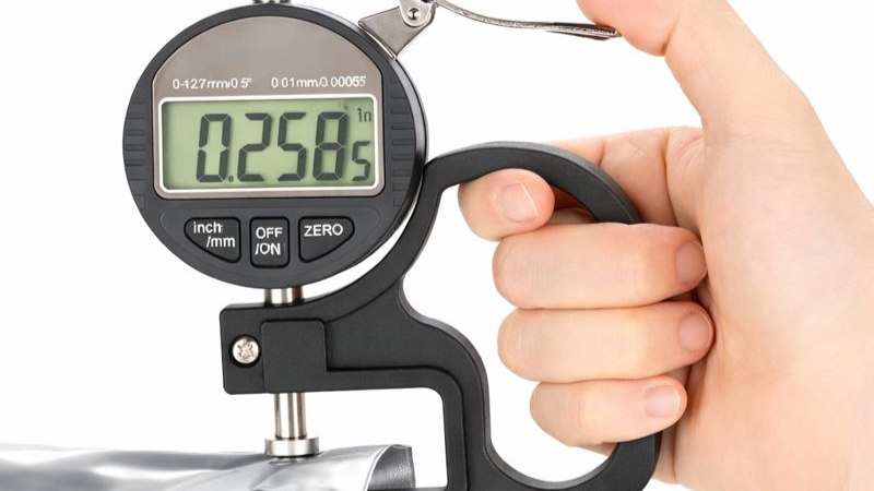 ĐỒNG HỒ ĐO ĐỘ DÀY – SAI SỐ TRONG PHÉP ĐO TIẾP XÚC VÀ VAI TRÒ CỦA HIỆU CHUẨN TRONG KIỂM SOÁT CHẤT LƯỢNG BAO BÌ